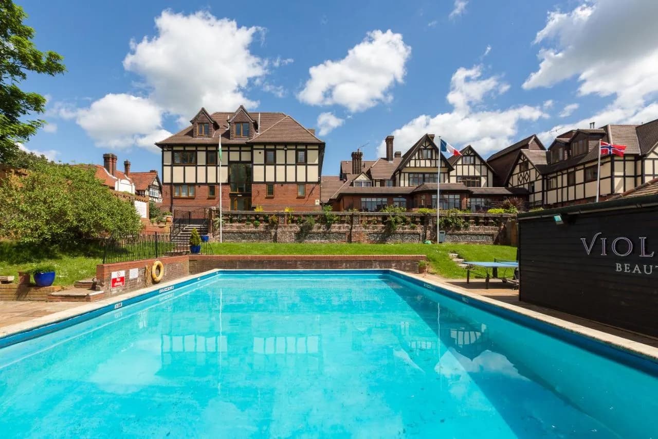 De Rougemont Manor Hotel Suites
